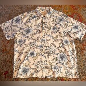 Tommy Bahama Original Fit 100% Silk Mens Shorts Sleeve Button Up Hawiian Floral